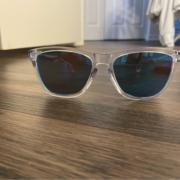 Oakley Frogskins Clear Sunglasses with Blue Lenses - Picture 3 of 5